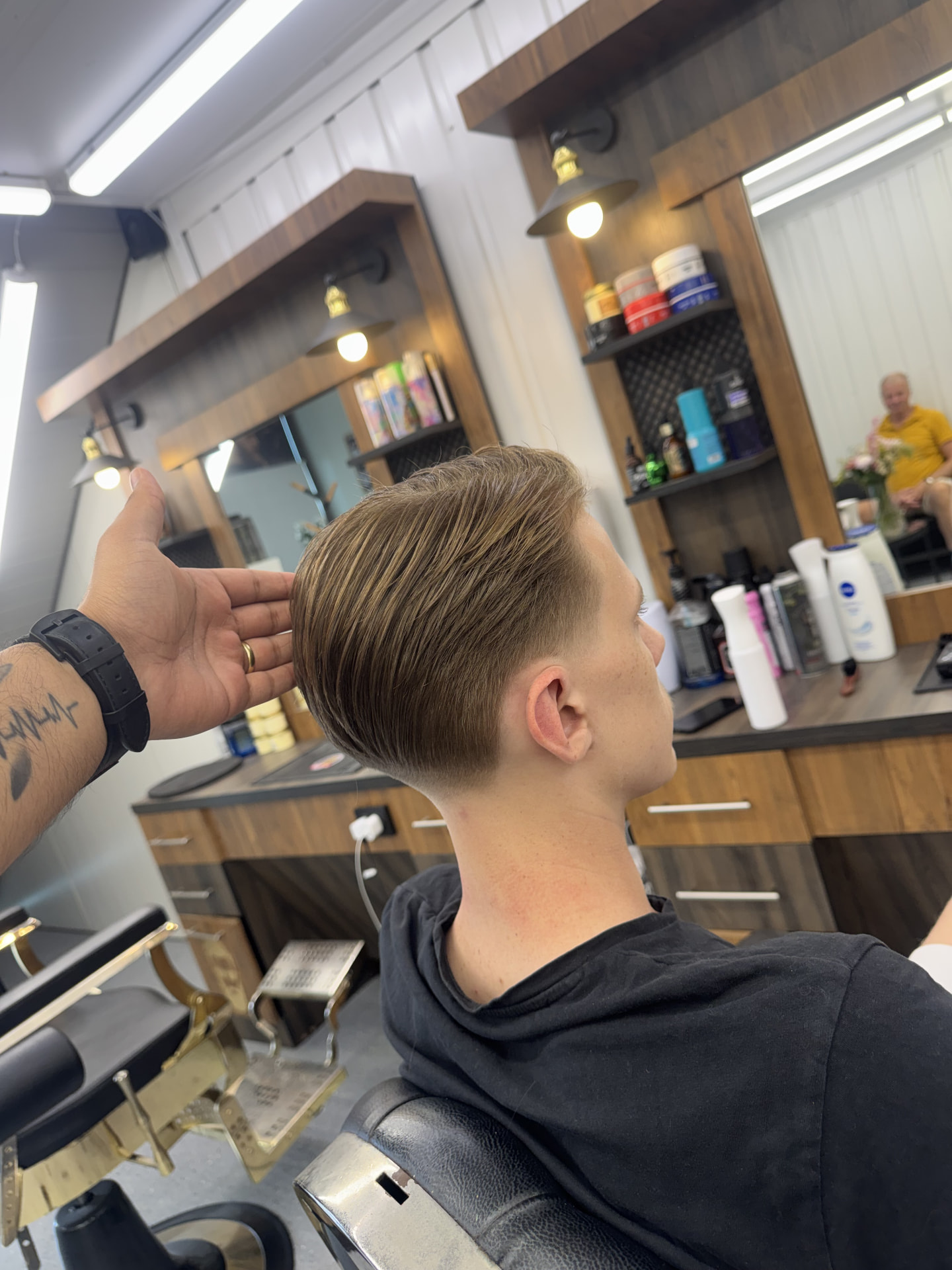 Herrklippning med fade hos frisör i Västerås